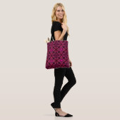 Paarse en Scarlet Patterned Tas (Op model)