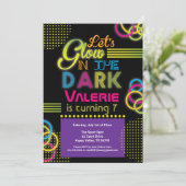 Paarse en warme roze gloed in het donker kaart (Staand voorkant)