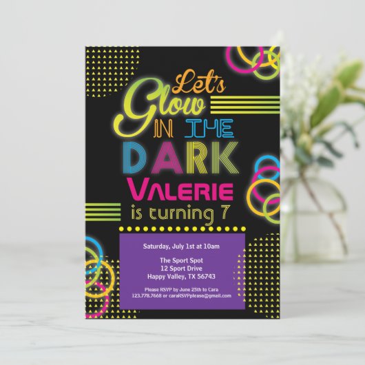 Paarse en warme roze gloed in het donker kaart (Staand voorkant)