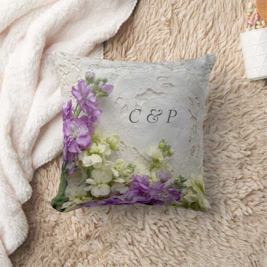 Paarse en witte bloemen op oude lacten kussen (Deken)