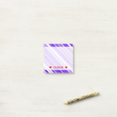 Paarse en witte strips en aangepaste naam post-it® notes (Op bureau)