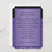 Paarse en zwarte Damask Monogrammed Invitation Kaart (Achterkant)