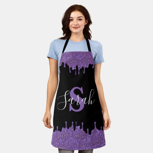 Paarse en zwarte monogram Glitter Drift Apron Schort (Gedragen)