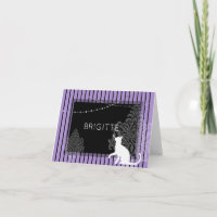 Paarse en zwarte strepen en witte kat