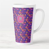 Paarse Fiesta Bloemen Gepersonaliseerd Initiaal Latte Mok (Rechts)