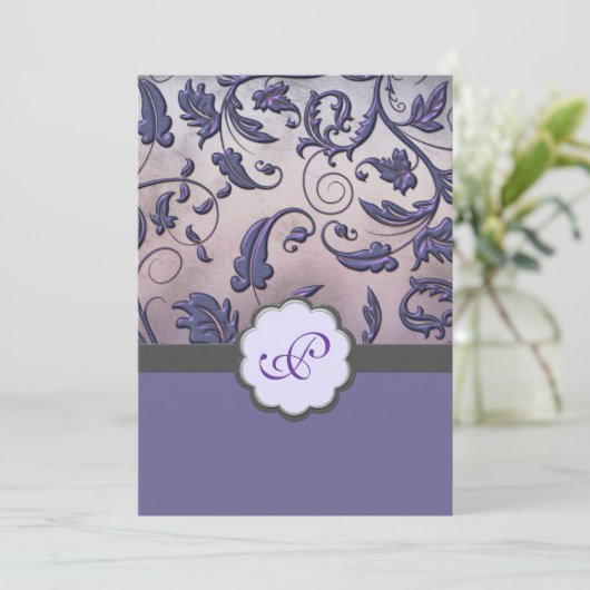 Paarse Floral Monogram Weddenschap Uitnodigt volle Kaart (Staand voorkant)