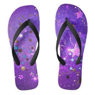 Paarse folieachtergrond met sterren teenslippers