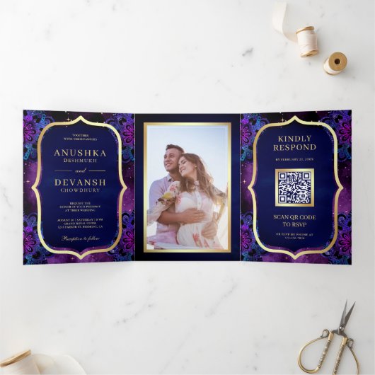 Paarse Galaxy Blue Mandala QR-code Indiaas huwelij Drieluik Uitnodiging (Binnen)