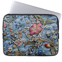 Paarse Geborduurde Bloem op Denim Delight