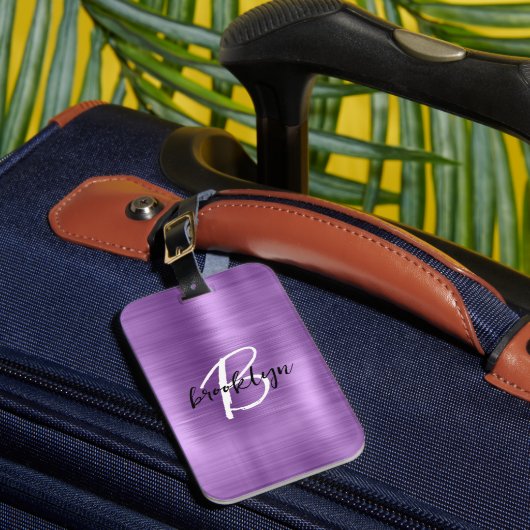 Paarse geborsteld metaal zwart wit script monogram bagagelabel (Voorkant Insitu 1)