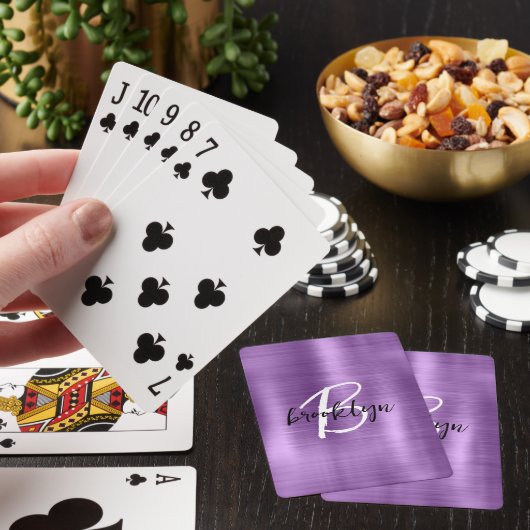 Paarse geborsteld metaal zwart wit script monogram pokerkaarten (Insitu)