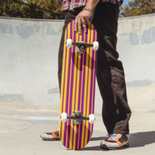 Paarse Gele Stijlvolle Strepen Patroon Ontwerp Skateboard