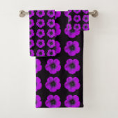 Paarse Geranium Floral Pattern op Black Bad Handdoek (Insitu)