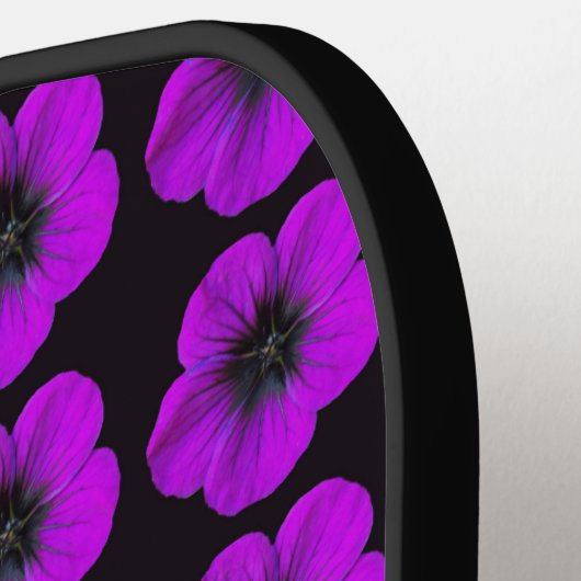 Paarse Geranium Floral Pattern op Black Pickleball Paddle (Links Detail)