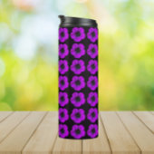 Paarse Geranium Floral Pattern op Black Thermosbeker