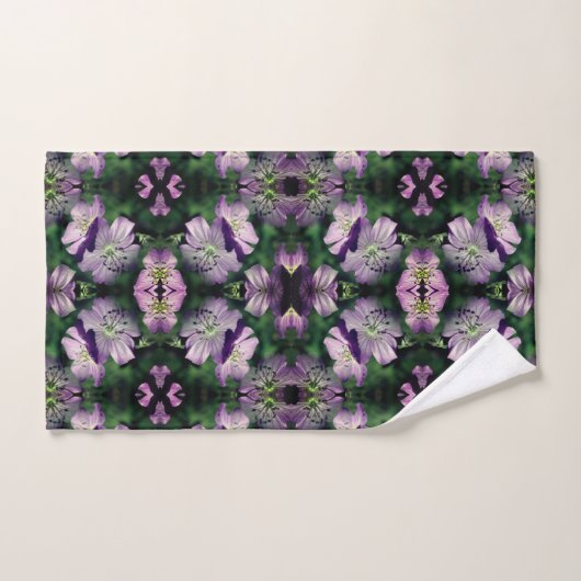 Paarse Geraniumbloemen Abstract vermenigvuldigd Bad Handdoek (Handdoek)