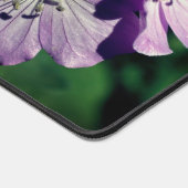 Paarse geraniumventilator gepersonaliseerd bureaumat (Hoek)