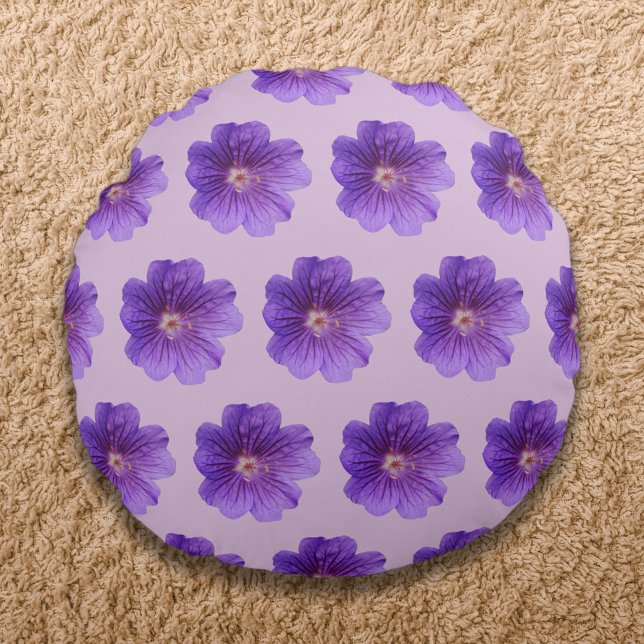 Paarse Geraniumventilator naadloos patroon op Rond Kussen (Purple Geranium flower seamless pattern on round throw pillow)
