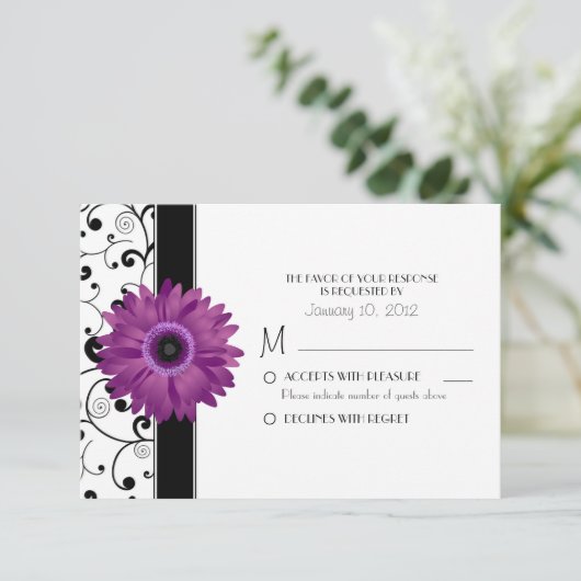 Paarse Gerbera Daisy met Black Scroll Design RSVP (Staand voorkant)