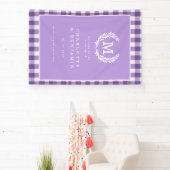 Paarse Gingham Monogram Crest Wedding Welkom Spandoek (Insitu)