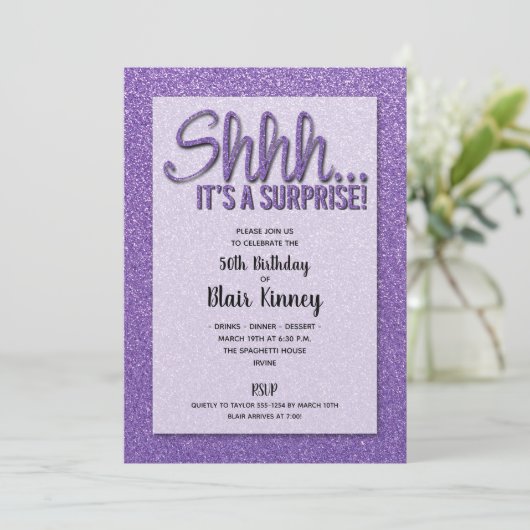 Paarse Glitter SURPRISE Birthday Invitations (Staand voorkant)