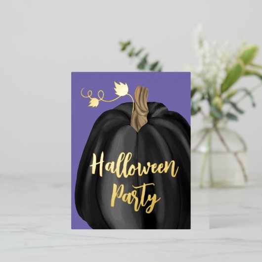 Paarse Gold Script Pumpkin Halloween Party Folie Uitnodiging Briefkaart (Staand Voorkant)