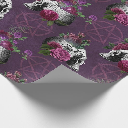 Paarse Gothische schedel en Rozen Verpakkingspapie Cadeaupapier (Hoek)