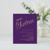 Paarse gouden script elegante Sweet 16 uitnodiging (Staand voorkant)