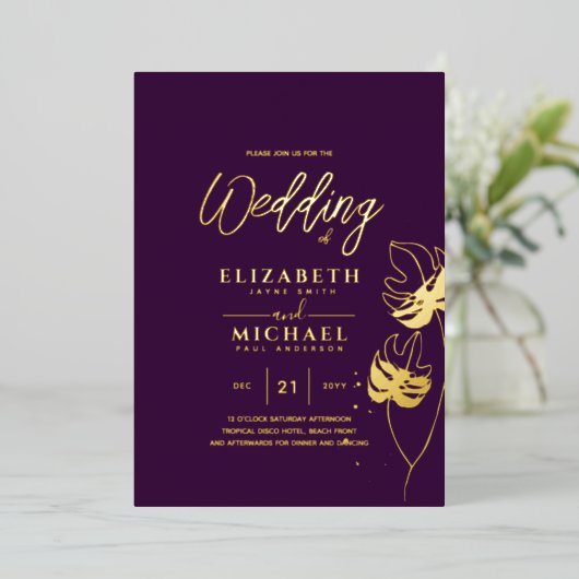 Paarse gouden tropische bladbestemming bruiloft folie uitnodiging (Staand Voorkant)
