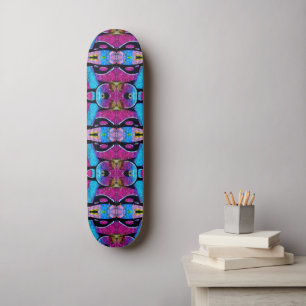 Paarse graffiti-skateboard. skateboard