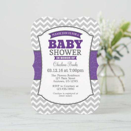 Paarse Grijze Chevron Babyshower Uitnodiging (Staand voorkant)