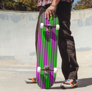 Paarse groene stijlvolle strepenpatroonontwerp skateboard