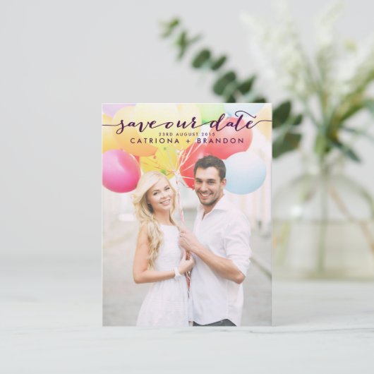 Paarse handgeschreven scriptfoto Onze datum opslaa Aankondigingskaart (Staand voorkant)