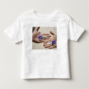 Paarse Heart-ontvangers tonen hun medailles Kinder Shirts