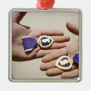 Paarse Heart-ontvangers tonen hun medailles Metalen Ornament