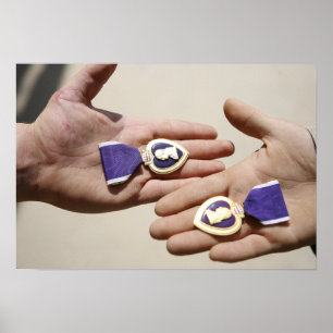 Paarse Heart-ontvangers tonen hun medailles Poster