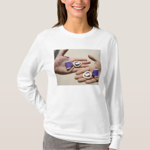 Paarse Heart-ontvangers tonen hun medailles T-shirt