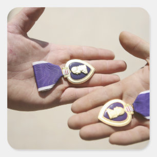 Paarse Heart-ontvangers tonen hun medailles Vierkante Sticker