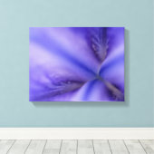 Paarse Iris Bloem Close-up Canvas Afdruk (Insitu (Houten vloer))