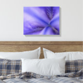 Paarse Iris Bloem Close-up Canvas Afdruk (Insitu (Slaapkamer))
