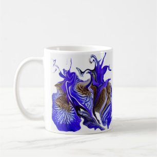 Paarse iris bloem wervelt koffiemok