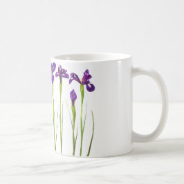 Paarse irissen geïsoleerd op een witte achtergrond koffiemok