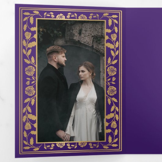 Paarse koninklijke middeleeuwse sword bruiloft drieluik uitnodiging (Binnenzijde eerst)