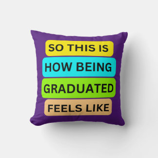 Paarse kussen SO_THIS_IS_HOW_BEING_GRADUATED_FEELS