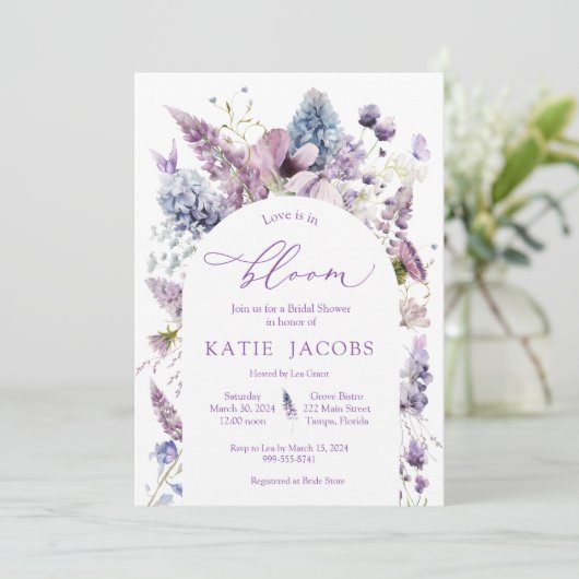 Paarse + Lavendel bloemenbruids doucheuitnodiging Kaart (Staand voorkant)