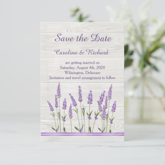 Paarse lavendelbloemen op hout Save the Date (Staand voorkant)