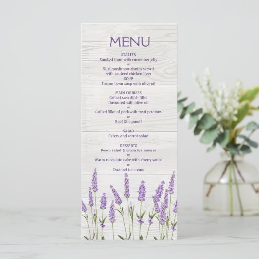 Paarse lavenderbloemen op het houten bruiloft-menu menu (Staand voorkant)