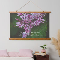 Paarse lila bloemen na regen hangen tapijt
