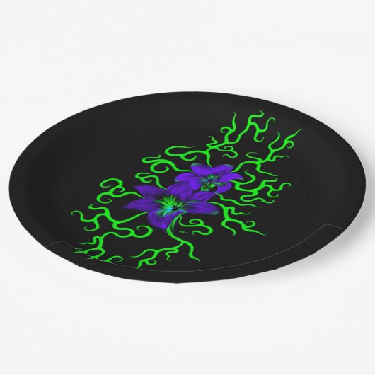 Paarse Lily Flower op zwart Papieren Bordje (Gekanteld)