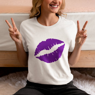 Paarse lippenstift kus t-shirt